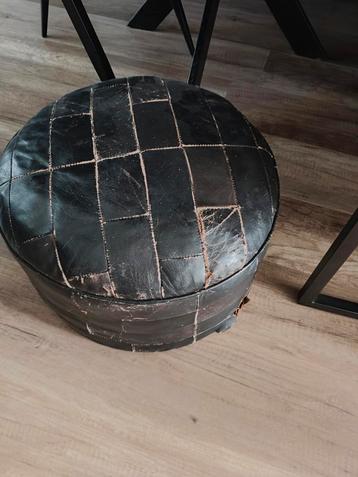 Zwart leren poef beschikbaar voor biedingen