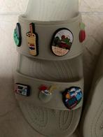 Heren slippers Crocs met Jibbitz maat 10 / 44, Kleding | Heren, Schoenen, Slippers, Ophalen of Verzenden, Zo goed als nieuw, Overige kleuren