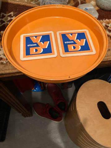 Oranje Vintage Dienblad met 2 stem VVD viltjes Onderzetters beschikbaar voor biedingen