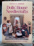 Poppenhuis boek Dolls' house needle craft, Boeken, Hobby en Vrije tijd, Gelezen, Venus a dodge, Ophalen of Verzenden, Overige onderwerpen