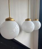 Vintage set 3 witte bollampen schoollamp globe mesing glazen, Ophalen of Verzenden, Zo goed als nieuw, Glas, Minder dan 50 cm