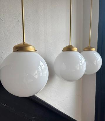 Vintage set 3 witte bollampen schoollamp globe mesing glazen beschikbaar voor biedingen