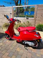 Vespa bromscooter Red edition maar 332 km, Fietsen en Brommers, Scooters | Vespa, Ophalen, Zo goed als nieuw, Benzine