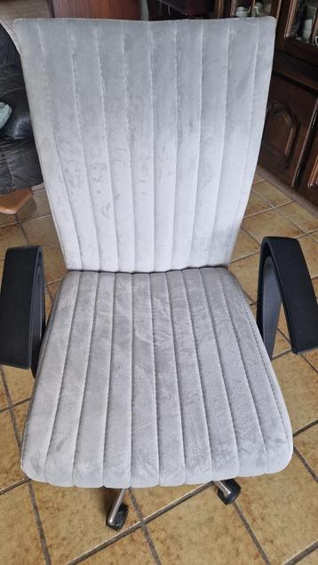 Nieuwe kinderbureaustoelen beschikbaar voor biedingen