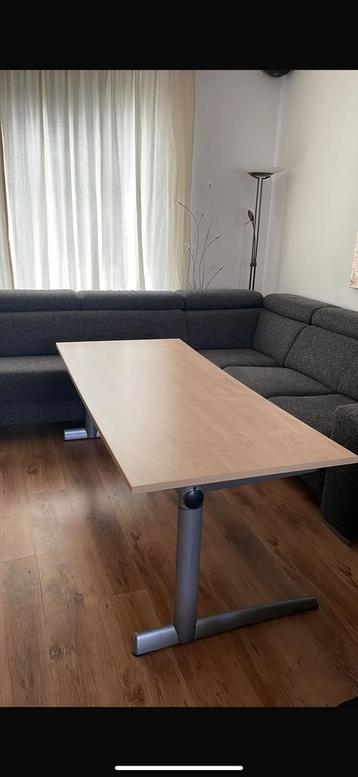 In hoogte verstelbare bureautafel