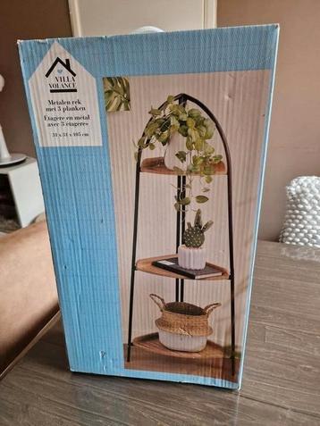 Leuke etagere,3niveaus,zwart
metaal met hout. beschikbaar voor biedingen
