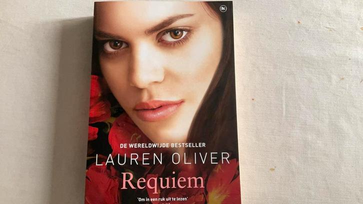 Lauren Oliver - Requieum, Boeken, Kinderboeken | Jeugd | 13 jaar en ouder, Zo goed als nieuw, Ophalen of Verzenden