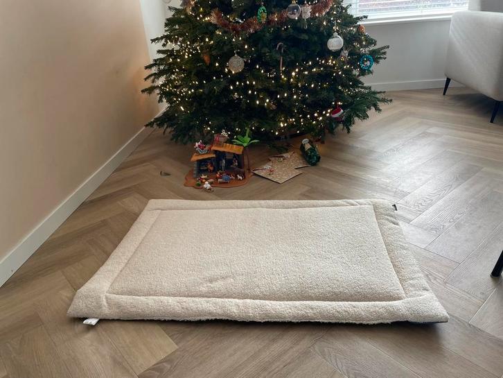 Wooff Bench Mat Teddy Agavegroen -Benchkussen - 106x70 cm, Dieren en Toebehoren, Hondenmanden, Zo goed als nieuw, Ophalen