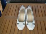 Leuke dames schoenen sleehak , kleur wit / zilver , maat 39, Schoenen met lage hakken, Guess, Wit, Ophalen of Verzenden
