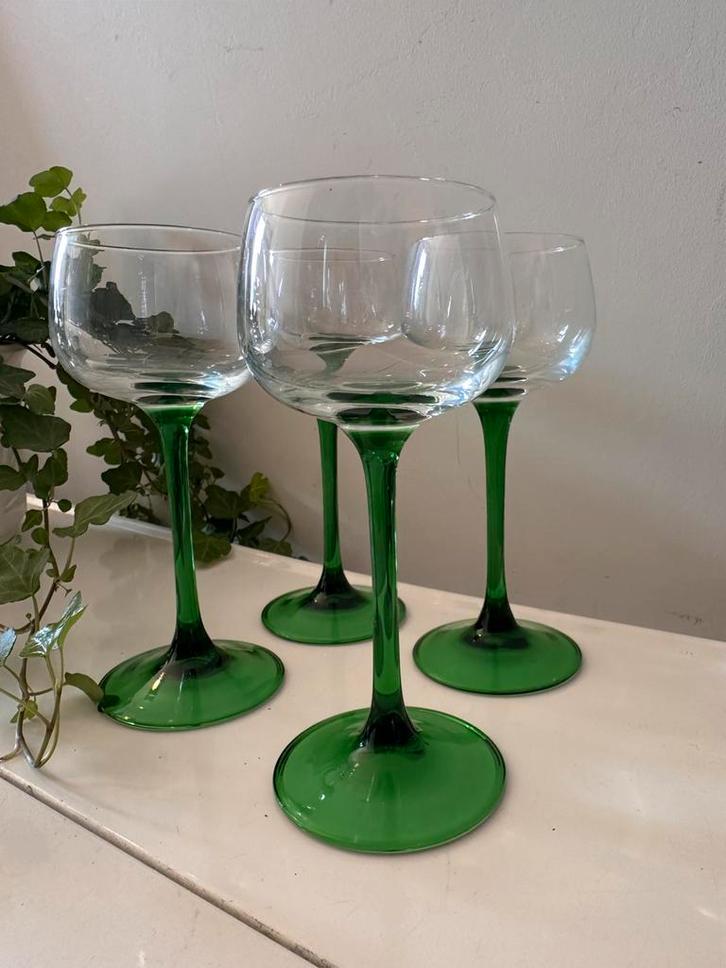 Set van 4 wijnglazen op groene voet, Antiek en Kunst, Antiek | Glas en Kristal, Ophalen of Verzenden
