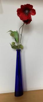 Slanke vaas van blauw glas met kunstbloemen (klaproos), Blauw, Ophalen of Verzenden, Minder dan 50 cm, Glas
