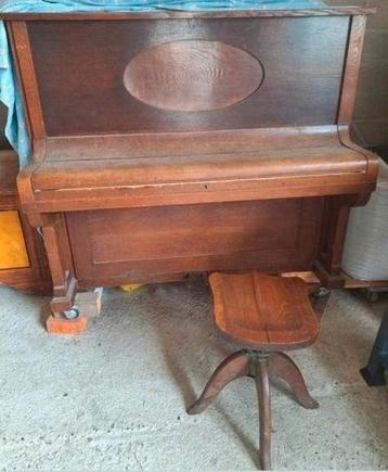 Stoere oude piano beschikbaar voor biedingen