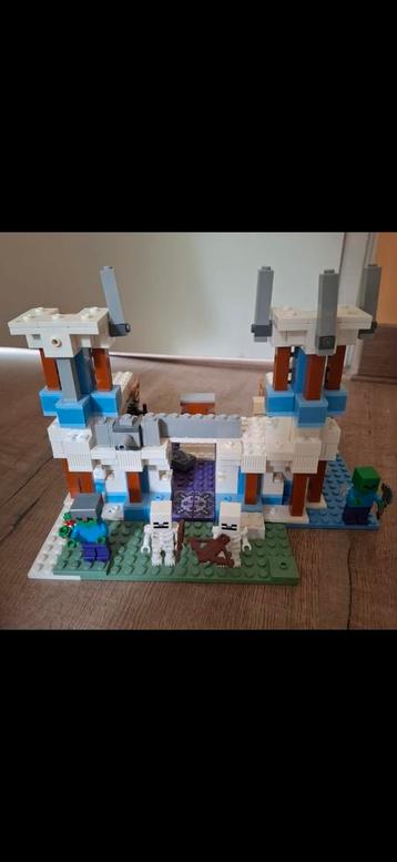 LEGO Minecraft De IJstoren (21186) beschikbaar voor biedingen
