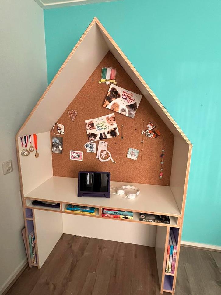 Bureau “huisje”, Huis en Inrichting, Bureaus, Gebruikt, Ophalen