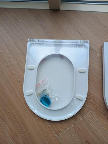 nieuwe toiletbril, nog dicht in verpakking beschikbaar voor biedingen