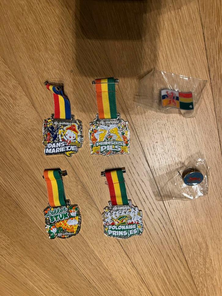 Opstekertje opstekertjes carnaval insignes medailles, Kleding | Heren, Carnavalskleding en Feestkleding, Nieuw, Accessoires, Carnaval