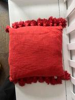 Leuk rood kussen met kwastjes, Huis en Inrichting, Woonaccessoires | Kussens, Ophalen of Verzenden, Nieuw, Rood, Vierkant