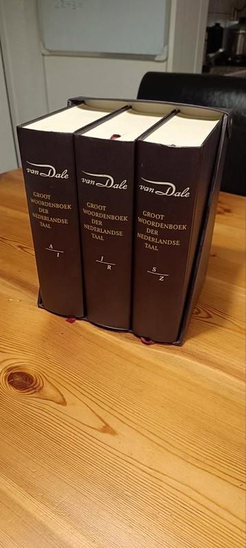Van Dale Groot Woordenboek der Nederlandse taal beschikbaar voor biedingen