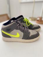 Super mooie Nike Jordan 1 mid grijs/neon geel, Kleding | Dames, Schoenen, Ophalen of Verzenden, Zo goed als nieuw, Sneakers of Gympen