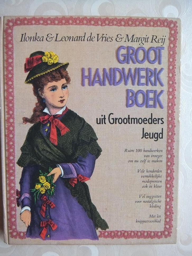 Groot handwerkboek uit grootmoeders jeugd, Boeken, Hobby en Vrije tijd, Zo goed als nieuw, Overige onderwerpen, Ophalen of Verzenden