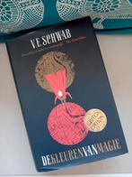V.E. Schwab - De kleuren van magie, Boeken, Verzenden, Zo goed als nieuw, V.E. Schwab