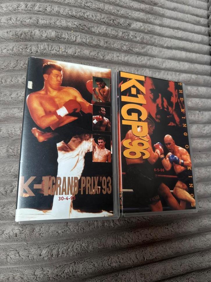 Set VHS – K-1 Grand Prix ’93 + ’96  Kickboks historie, Cd's en Dvd's, VHS | Documentaire, Tv en Muziek, Zo goed als nieuw, Alle leeftijden