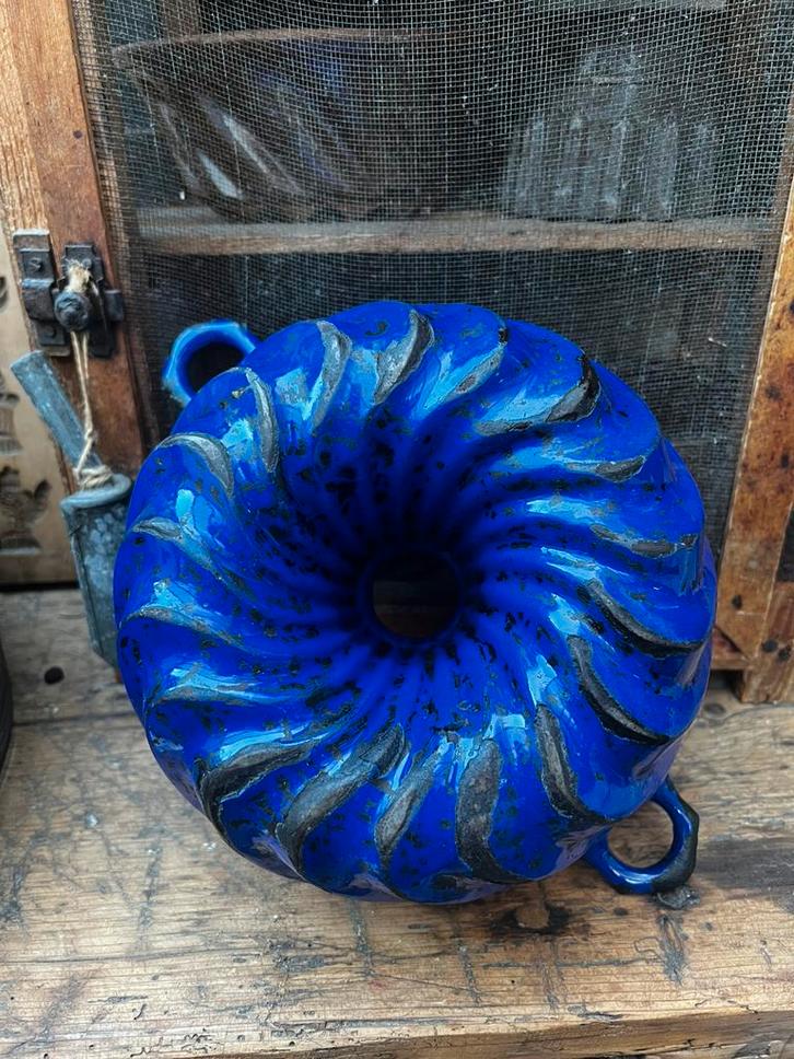 Zware blauwe tulband van gietijzer met blauw en wit emaille, Antiek en Kunst, Antiek | Emaille, Ophalen of Verzenden