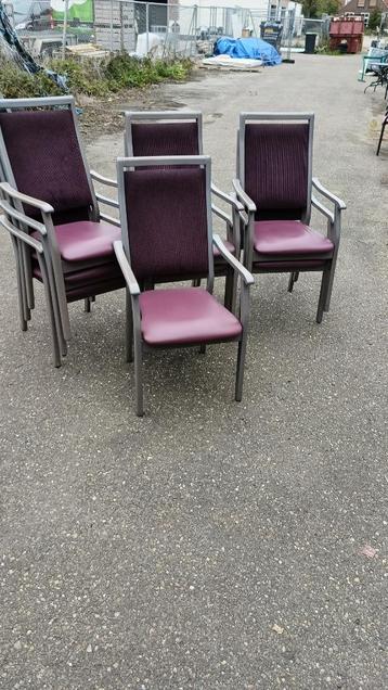 8 stapelbare stoelen met armleuningen – paars/grijs beschikbaar voor biedingen