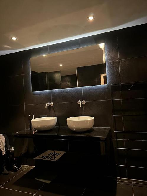 Badkamer meubel in zwart glas met spiegel en bad, Huis en Inrichting, Badkamer | Badkamermeubels, Zo goed als nieuw, Wasbak of Wastafel