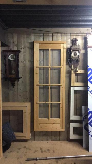 Groot raam met plexiglas losse roede beschikbaar voor biedingen