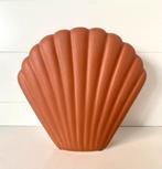 Hk living Aardewerk Schelp Vaas orangje, Huis en Inrichting, Woonaccessoires | Vazen, Overige kleuren, Aardewerk of Porselein