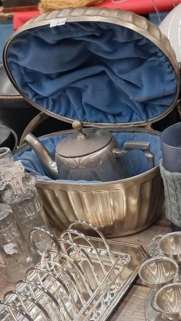 Antieke Theemuts met Theepot beschikbaar voor biedingen