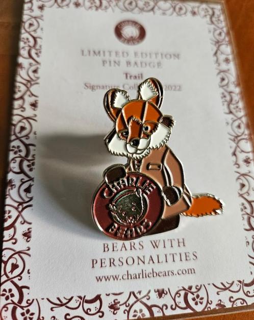 Charlie bears pin pinbadge vos Trail Signature collectie, Verzamelen, Speldjes, Pins en Buttons, Nieuw, Speldje of Pin, Ophalen of Verzenden
