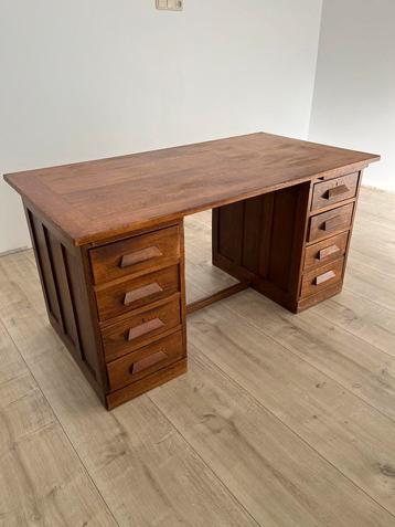 Antiek klassiek bureau  beschikbaar voor biedingen