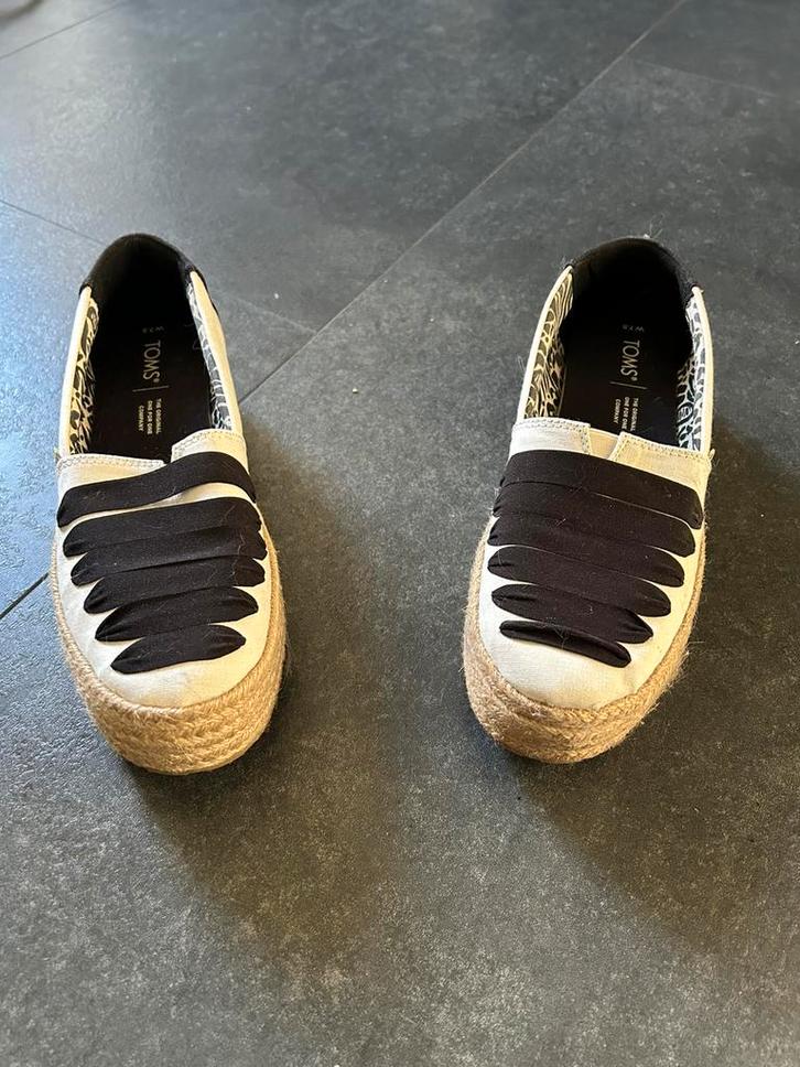 Toms espadrilles zwart creme 37,5, Kleding | Dames, Schoenen, Zo goed als nieuw, Espadrilles of Moccasins, Wit, Ophalen of Verzenden