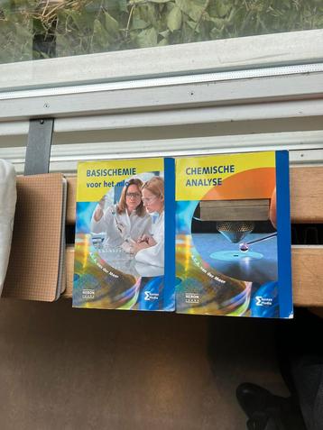 MBO 4 CHEMISCH BOEKEN. CFA 2 boeken voor 30. beschikbaar voor biedingen