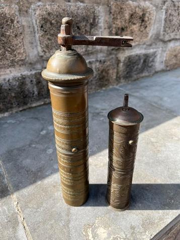 Vintage set van 2 koffiemolens beschikbaar voor biedingen