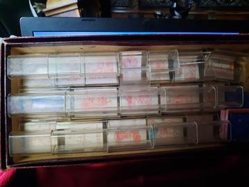 Doos oude met oude schoolstempels beschikbaar voor biedingen