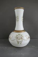 Antieke Novoborské Sklo opaline vaas wit met goud accenten, Antiek en Kunst, Antiek | Vazen, Verzenden