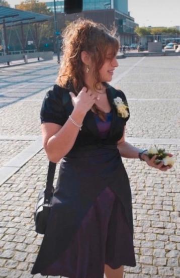 Mooie paarse cocktailjurk beschikbaar voor biedingen