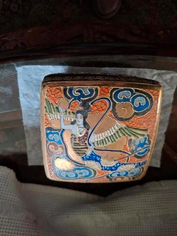 Antiek Japans Doosje met Geisha Decoratie beschikbaar voor biedingen