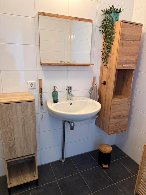 Twee badkamer kastjes + spiegel, Huis en Inrichting, Badkamer | Complete badkamers, Zo goed als nieuw, Ophalen of Verzenden