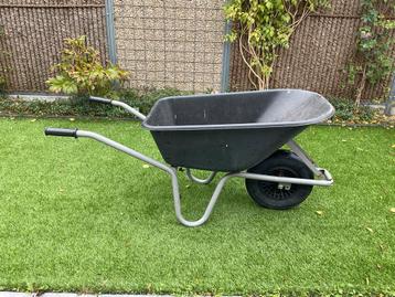 Kruiwagen met kunststof kuip beschikbaar voor biedingen