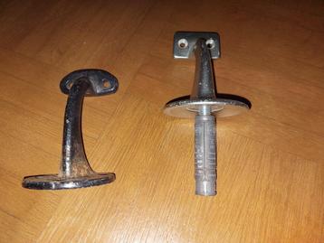 2 leuninghouders 1 vintage 1 chromen met keilbout beschikbaar voor biedingen