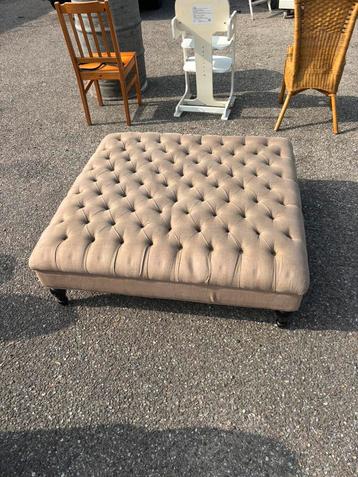 Mooie cremekleurige hocker beschikbaar voor biedingen