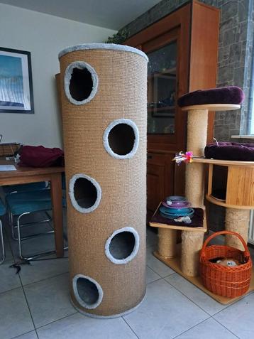 Hoge stevige katten krab/speel/slaap toren beschikbaar voor biedingen