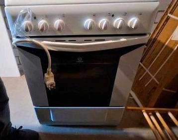 Indesit Elektrisch Fornuis - Wit - Goede Conditie beschikbaar voor biedingen