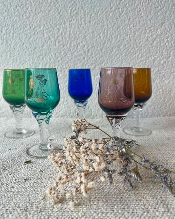 Vintage gekleurde borrelglaasjes sierlijk voet dinerparty beschikbaar voor biedingen