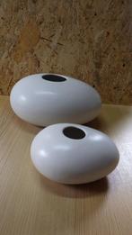 2 mooie witte 'kei'vazen, Wit, Aardewerk of Porselein, Ophalen of Verzenden, Zo goed als nieuw
