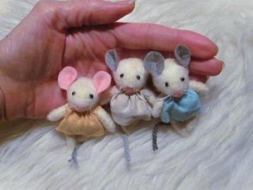 Drieling muisjes van wolwitte viltwol 6 cm muizenhuis blythe beschikbaar voor biedingen